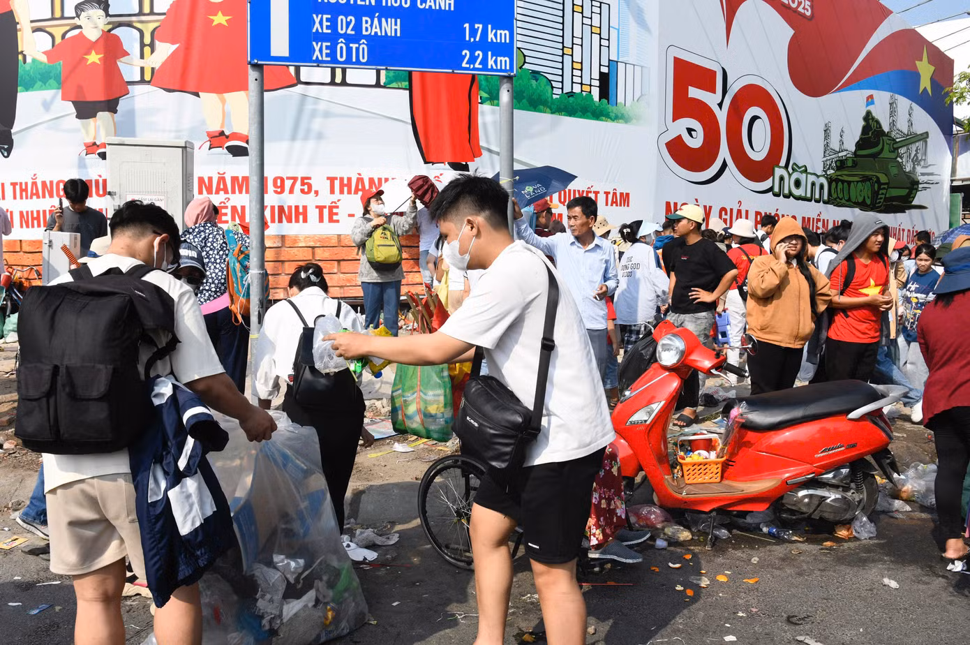 Những bao nilon lớn được người dân chuẩn bị sẵn từ trước. Sau khi nhận phản ánh khung cảnh đầy rác sau lễ tổng duyệt cấp Nhà nước ngày 28/4, nhiều người ý thức trong việc giữ vệ sinh. "Tôi mang theo bao lớn vì biết chắc sẽ có rác. Tôi tự hào vì được sống trong hòa bình, việc giữ gìn sạch sẽ nơi tổ chức đại lễ cũng là cách để thể hiện sự trân trọng", Hoài Thanh, 20 tuổi, sinh viên Đại học Khoa học Xã hội Nhân văn TPHCM nói với Tiền Phong.