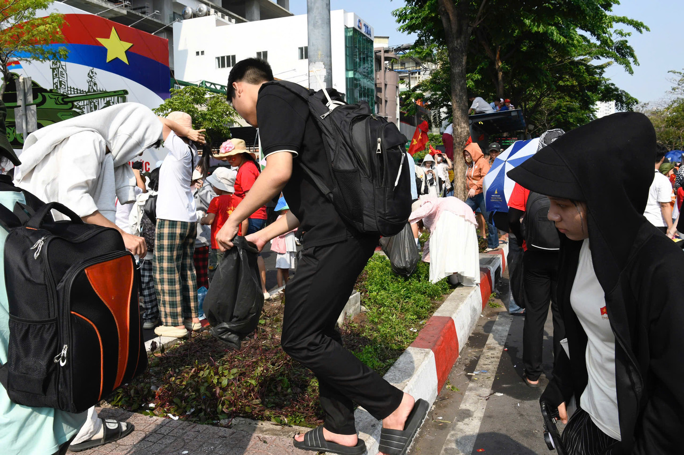 Sau khi kết thúc buổi lễ diễu binh, diễu hành, người dân ý thức việc dọn dẹp, thu gom rác, trả đường phố về hiện trạng cũ. Sau hơn 12 tiếng xếp hàng, ngủ qua đêm để chờ xem lễ kỷ niệm 50 năm Ngày Giải phóng miền Nam, họ vẫn không quên việc giữ vệ sinh chung.