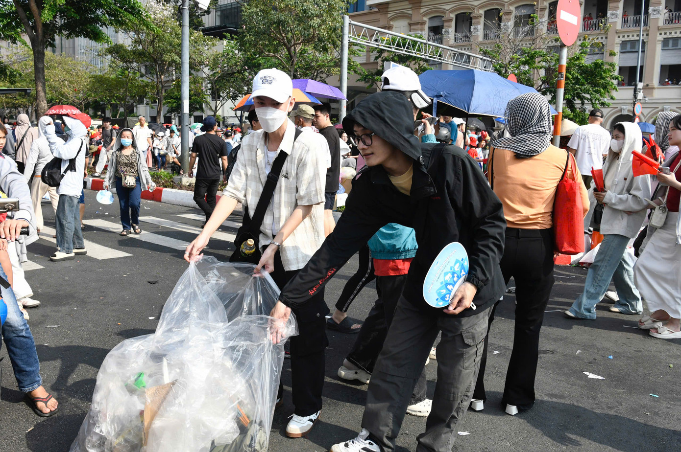 12 tiếng xếp hàng, ngủ vỉa hè chờ xem đại lễ hoành tráng của hàng nghìn người để lại khung cảnh nhiều rác, bên cạnh là những bạn trẻ có ý thức trong việc dọn dẹp. &quot;Đêm qua chúng tôi trải bạt ngủ gần Nhà thờ Đức Bà, sáng dậy sớm coi lễ, giờ ai về thì về, chúng tôi ở lại nhặt rác. Mình không làm gì lớn lao, nhưng thấy nhẹ lòng khi góp chút sức”, Ngọc Linh, 24 tuổi, quận 4 chia sẻ.