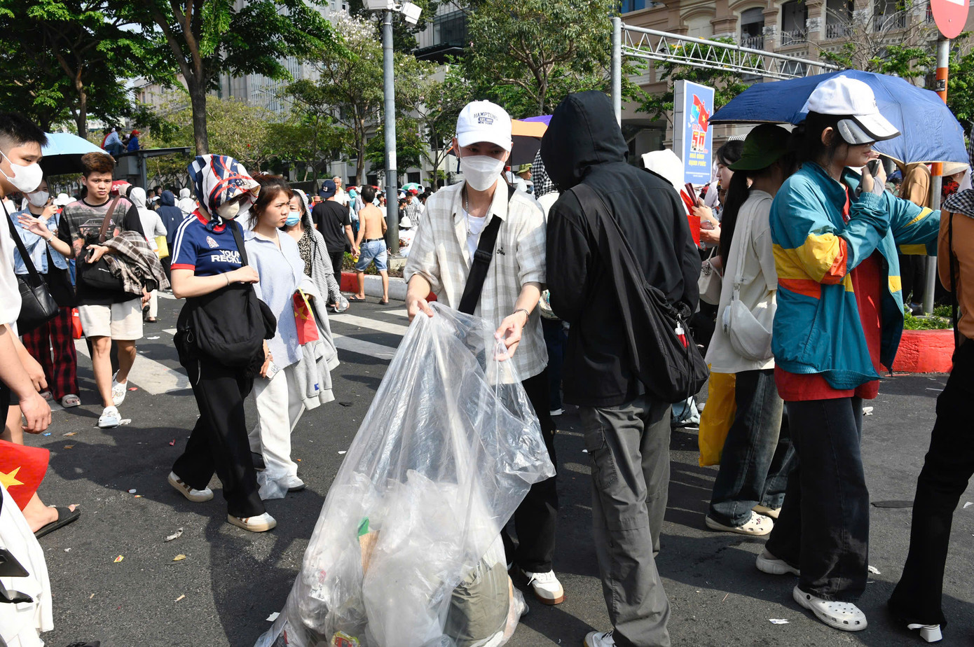 Sau khi kết thúc buổi lễ diễu binh, diễu hành, người dân ý thức việc dọn dẹp, thu gom rác, trả đường phố về hiện trạng cũ. Sau hơn 12 tiếng xếp hàng, ngủ qua đêm để chờ xem lễ kỷ niệm 50 năm Ngày Giải phóng miền Nam, họ vẫn không quên việc giữ vệ sinh chung.