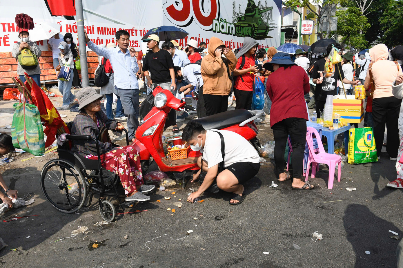 Hình ảnh thanh niên đang cúi người nhặt rác giữa dòng người được quan tâm. Người dân xem đây là trách nhiệm chung, ý thức việc trả lại đường phố thông thoáng càng sớm càng tốt.