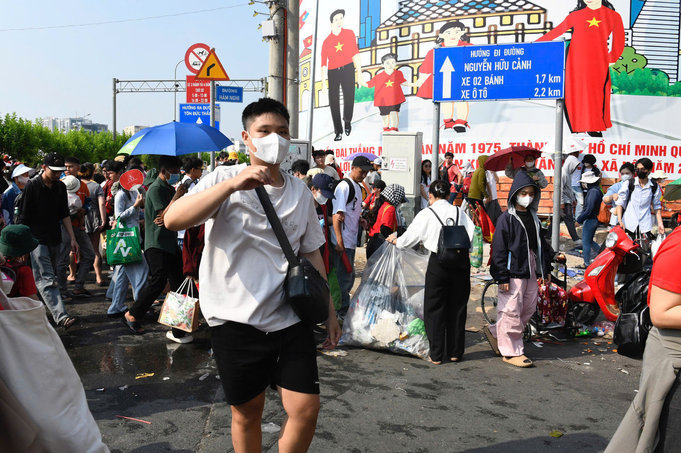 Hình ảnh người dân tổng lực dọn rác giữa trưa. Theo ghi nhận của Tiền Phong, công tác dọn dẹp diễn ra nhanh chóng do sự chung tay của toàn bộ công dân xuống đường xem lễ diễu binh, diễu hành.