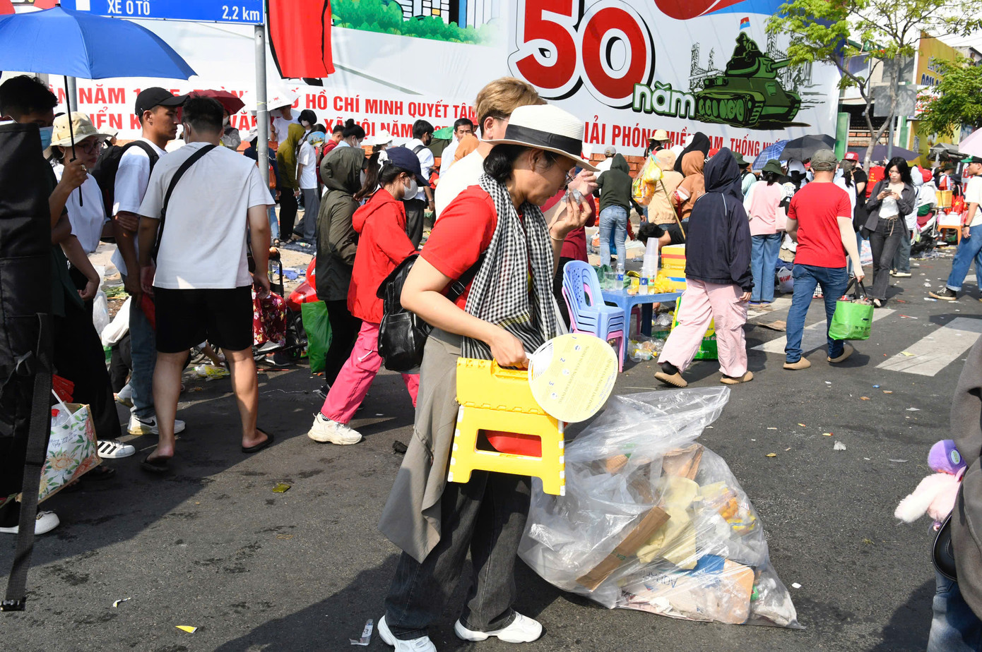 Những bao nilon lớn được người dân chuẩn bị sẵn từ trước. Sau khi nhận phản ánh khung cảnh đầy rác sau lễ tổng duyệt cấp Nhà nước ngày 28/4, nhiều người ý thức trong việc giữ vệ sinh. &quot;Tôi mang theo bao lớn vì biết chắc sẽ có rác. Tôi tự hào vì được sống trong hòa bình, việc giữ gìn sạch sẽ nơi tổ chức đại lễ cũng là cách để thể hiện sự trân trọng&quot;, Hoài Thanh, 20 tuổi, sinh viên Đại học Khoa học Xã hội Nhân văn TPHCM nói với Tiền Phong.