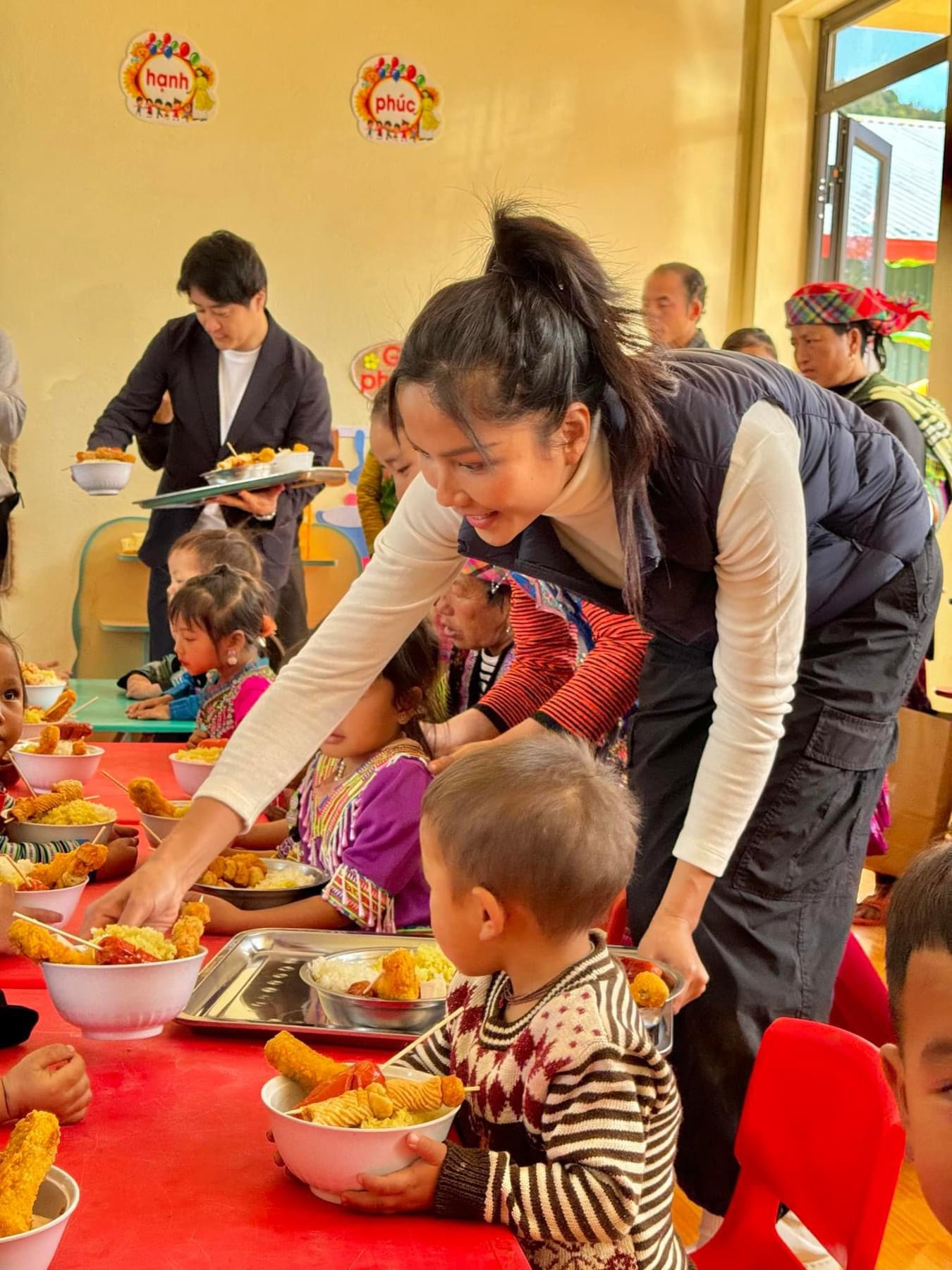 Hình ảnh H&apos;Hen Niê trong một chuyến thiện nguyện.