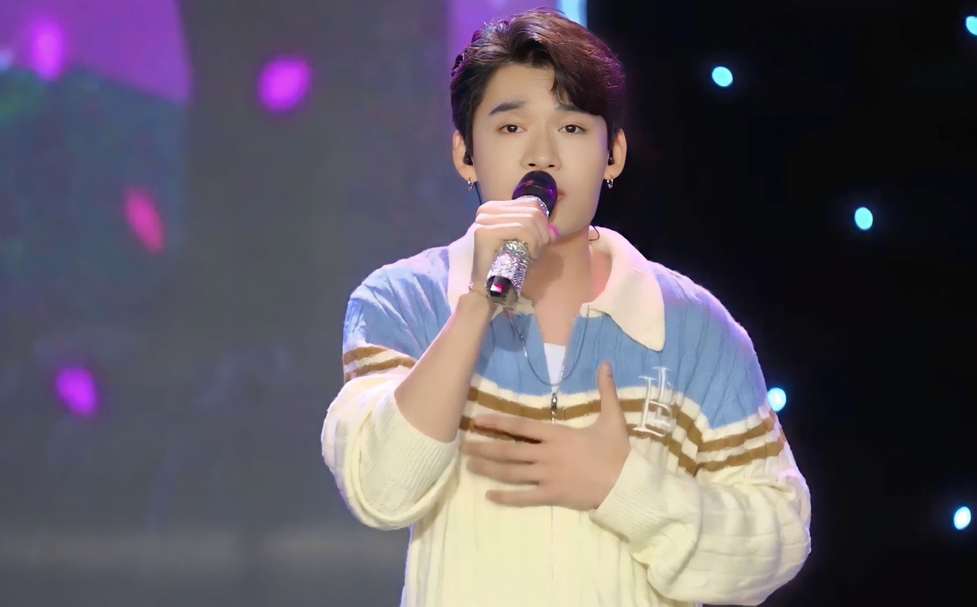 Quang Trung trong tập 8 Vietnam Idol.