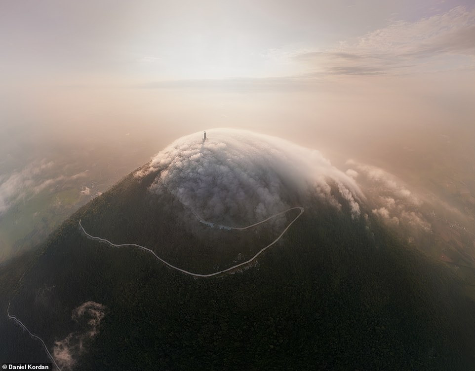 Daniel nói anh hy vọng gợi cảm giác ngạc nhiên và ngưỡng mộ Việt Nam thông qua loạt ảnh di sản văn hóa và thiên nhiên phong phú. Hình ảnh trên được nhiếp ảnh gia ghi lại tại Núi Bà Đen, Tây Ninh, đỉnh cao 986 m so với mực nước biển.