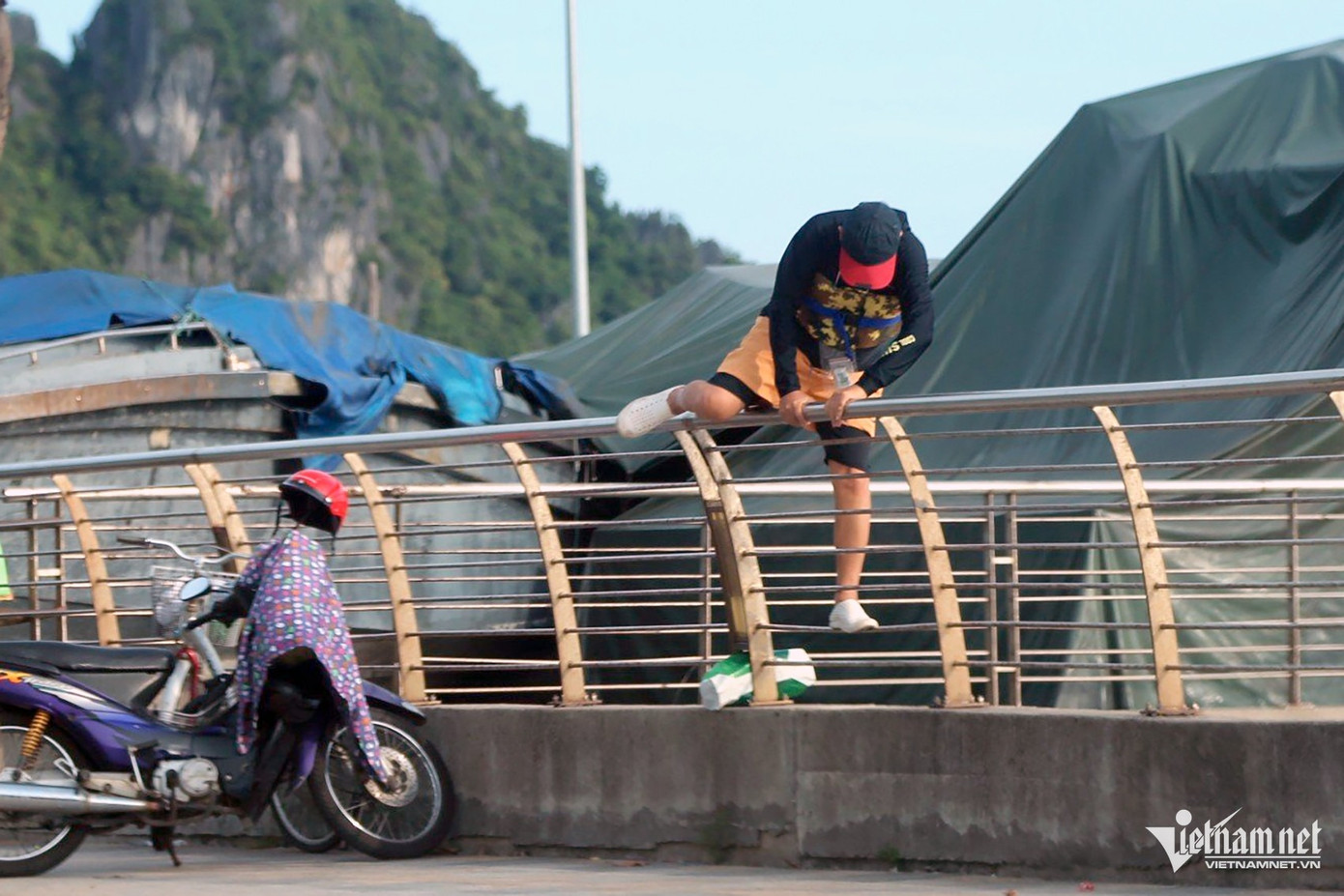 Khu vực Bến Đoan tập trung đông người dân tới trèo rào để tắm biển. Khu vực Bến Đoan tập trung đông người dân tới trèo rào để tắm biển.