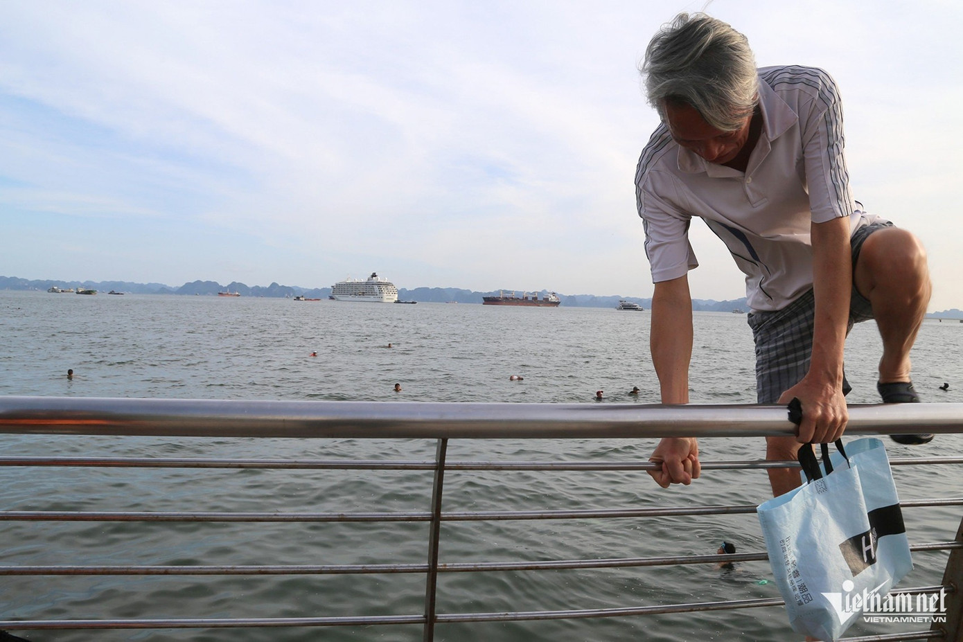 Khu vực Bến Đoan tập trung đông người dân tới trèo rào để tắm biển. Khu vực Bến Đoan tập trung đông người dân tới trèo rào để tắm biển.