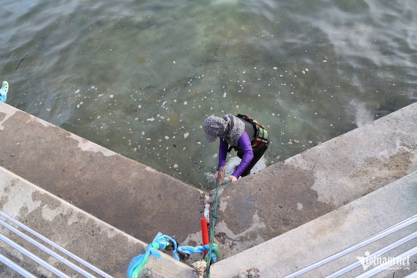 Dây thừng buộc vào lan can để phục vụ người dân trèo xuống tắm biển. Dây thừng buộc vào lan can để phục vụ người dân trèo xuống tắm biển.