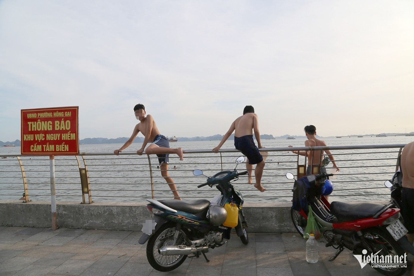 Người dân trèo rào ngay khu vực có biển cấm tắm. Người dân trèo rào ngay khu vực có biển cấm tắm.