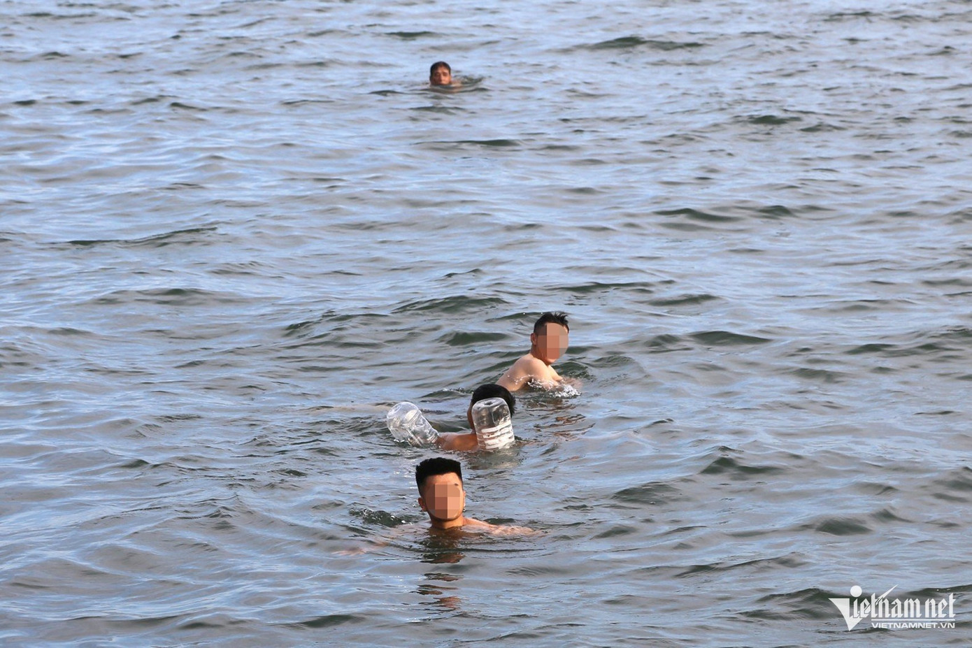 Chai nhựa được người dân làm phao tắm biển. Chai nhựa được người dân làm phao tắm biển.