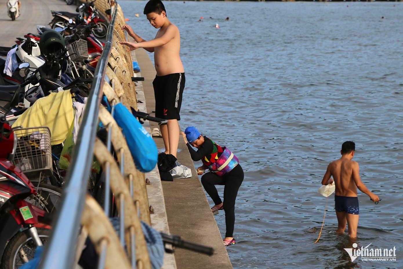 Khu vực Bến Đoan tập trung đông người dân tới trèo rào để tắm biển. Khu vực Bến Đoan tập trung đông người dân tới trèo rào để tắm biển.