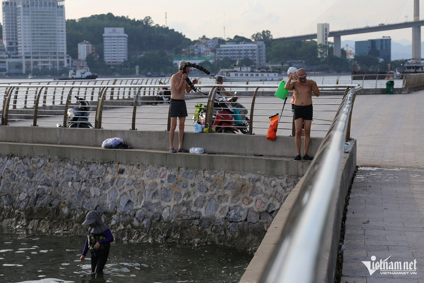 Khu vực Bến Đoan tập trung đông người dân tới trèo rào để tắm biển. Khu vực Bến Đoan tập trung đông người dân tới trèo rào để tắm biển.