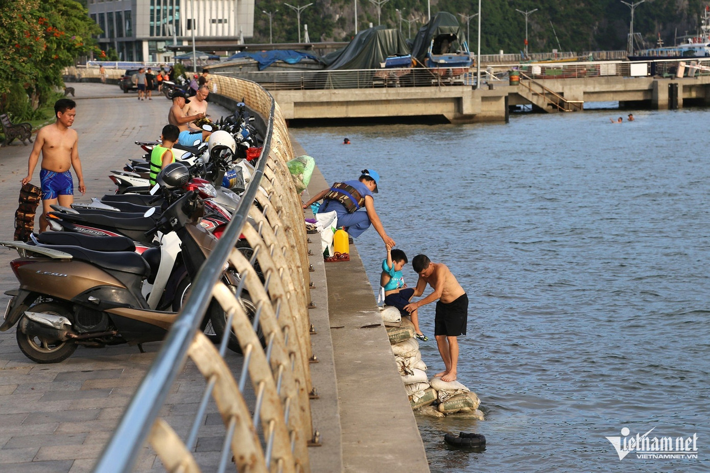 Trẻ nhỏ cũng được người lớn dẫn đi tắm tại bãi tự phát. Trẻ nhỏ cũng được người lớn dẫn đi tắm tại bãi tự phát.