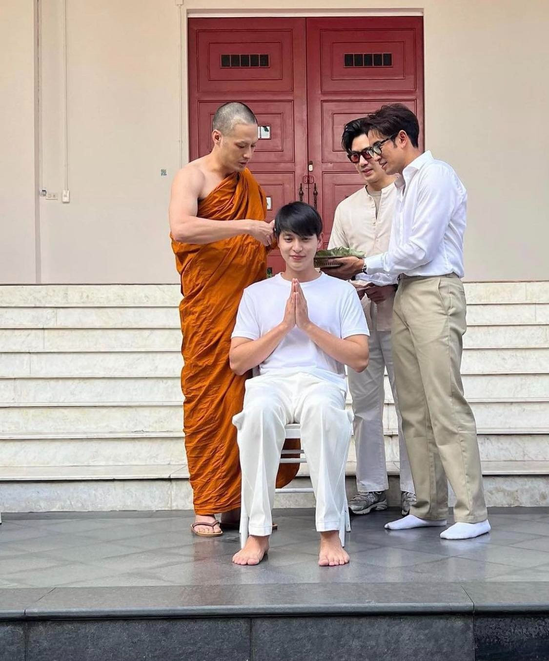 Hoàng tử nụ cười cạo đầu đi tu báo hiếu.