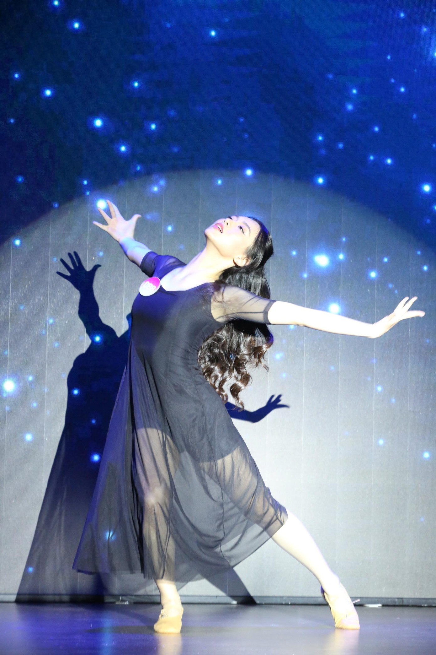 Đinh Khánh Hòa là thí sinh duy nhất tại Hoa hậu Việt Nam 2022 thể hiện tiết mục múa đương đại trong phần thi Người đẹp tài năng. Cô thể hiện khả năng múa với phần múa trên nền nhạc Khi em lớn.