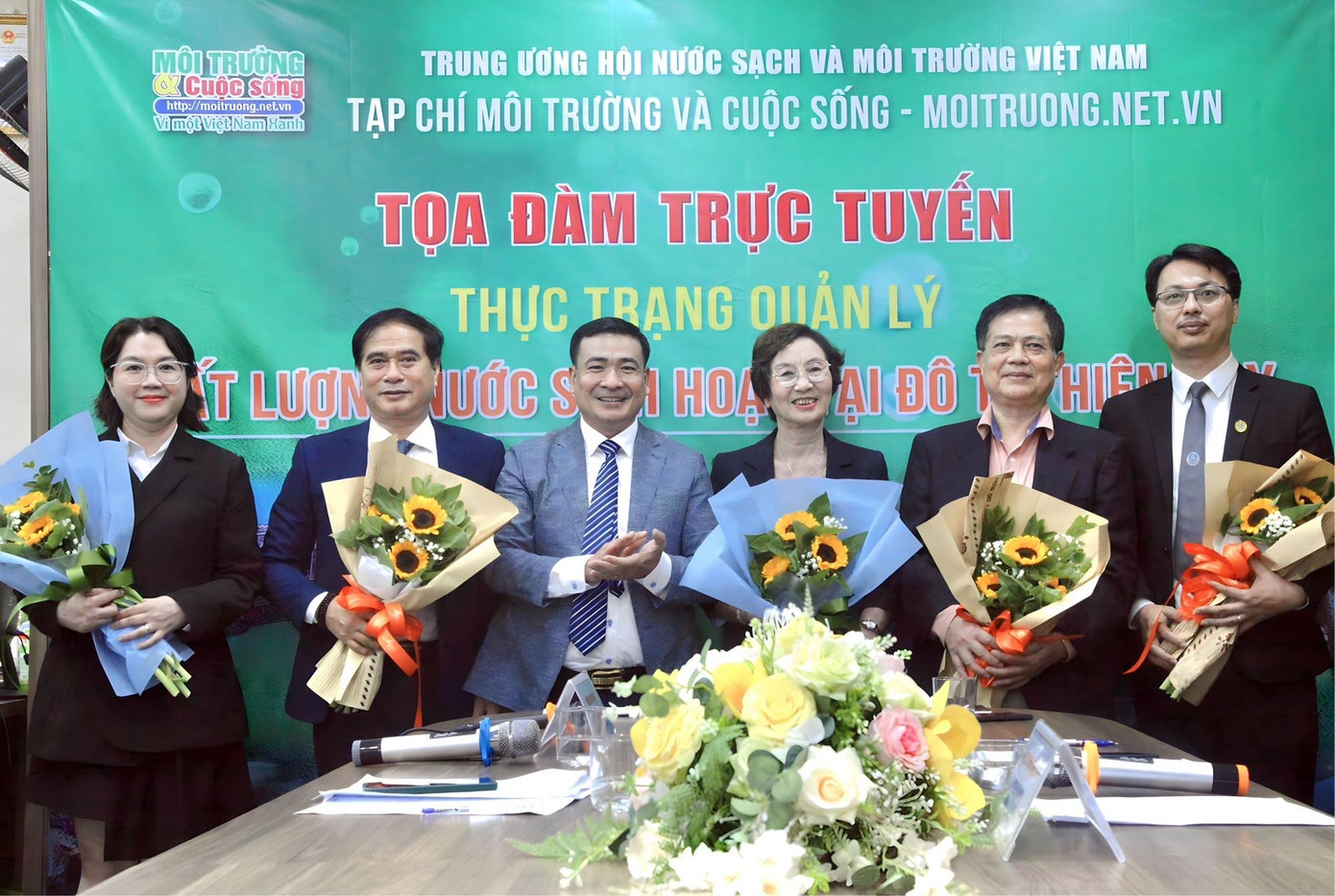Nhà báo Khánh Toàn, Tổng biên tập Tạp chí Môi trường và Cuộc sống, tặng hoa các khách mời.