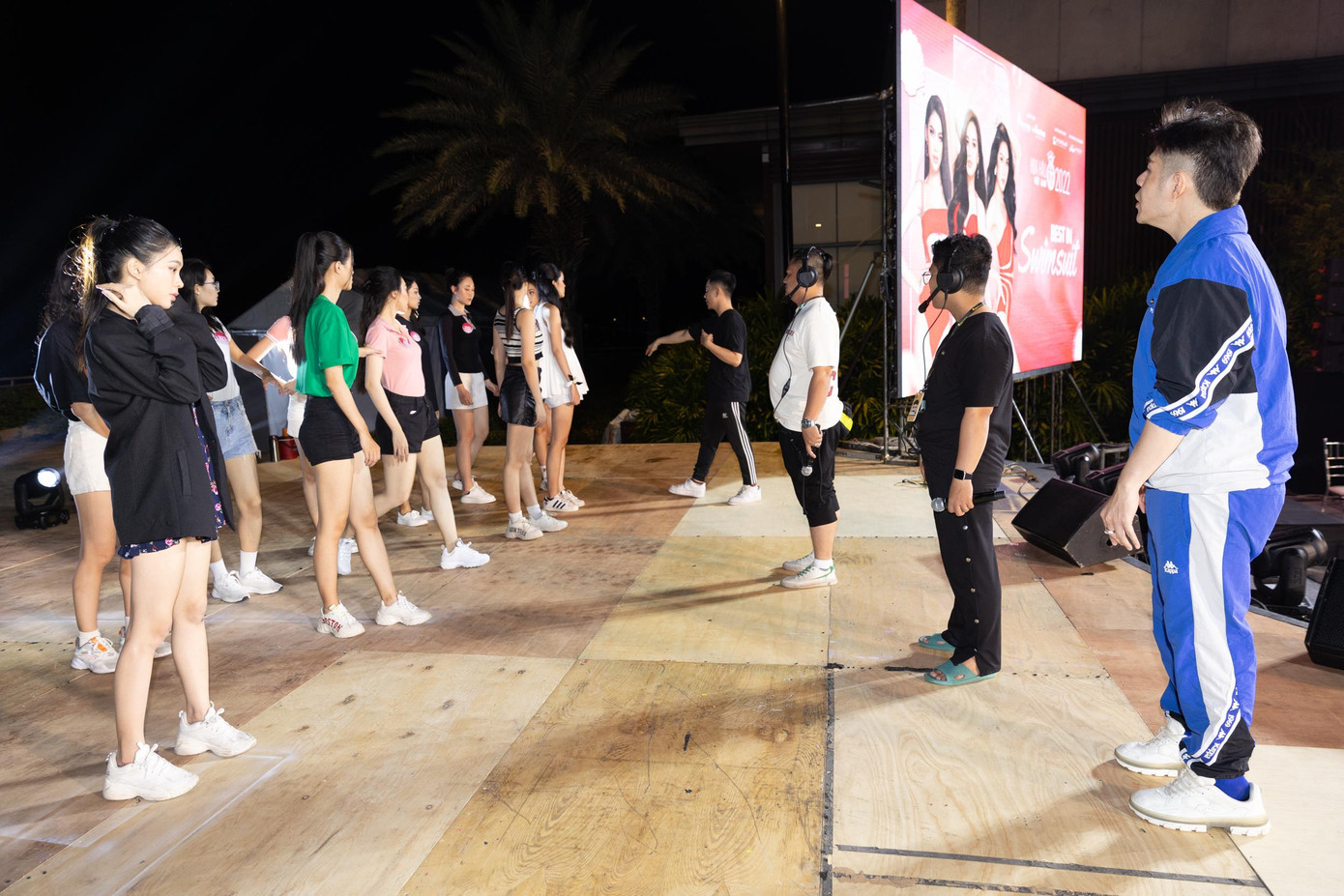 Tối 16/12, sau buổi họp báo công bố vương miện và vật phẩm đăng quang Hoa hậu Việt Nam 2022, các thí sinh di chuyển đến Đồng Nai để tổng duyệt cho đêm thi Người đẹp biển.