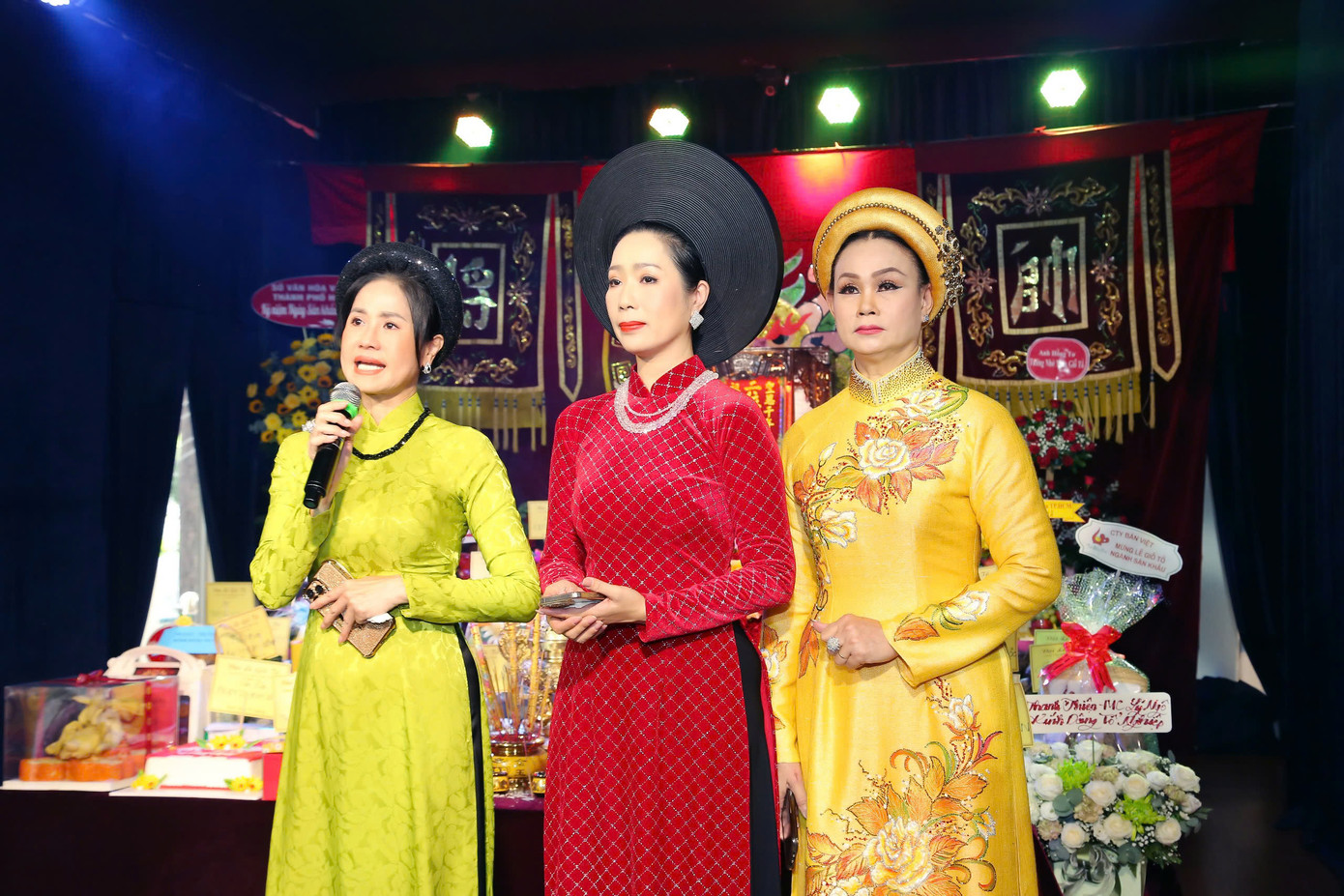 NSƯT Phú Quý, diễn viên Đào Vân Anh... trong buổi kêu gọi ủng hộ đồng bào vùng bão lũ.