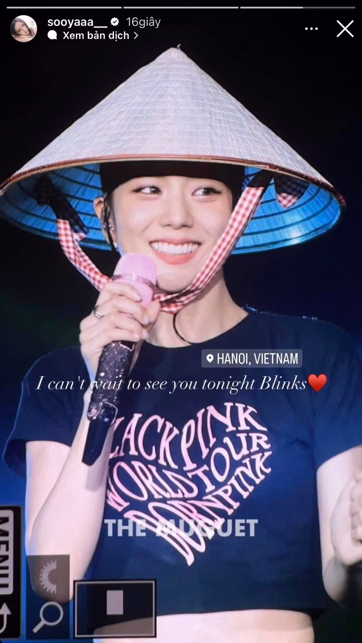 Trước giờ diễn đêm thứ hai, Jisoo đăng ảnh biểu diễn với nón lá lên trang cá nhân hơn 74,6 triệu người theo dõi. Jisoo là thành viên được fan "ưu ái" nhất trong đêm diễn tối 29/7, khi 30.000 khán giả hòa giọng phiên bản tự Việt hóa khi nữ ca sĩ thể hiện bản hit Flower. Ảnh: @sooyaaa__.
