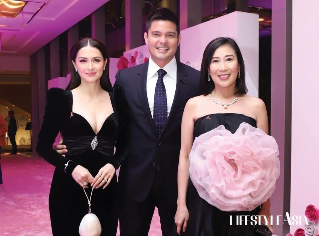 Tối 14/10, Marian Rivera cùng chồng là nam diễn viên Dingdong Dantes tham gia sự kiện kêu gọi chống ung thư vú diễn ra tại Shangri-La The Fort, Manila, Philippines. Vợ chồng ngôi sao nổi tiếng gây ấn tượng với trang phục theo phong cách cổ điển, sang trọng.