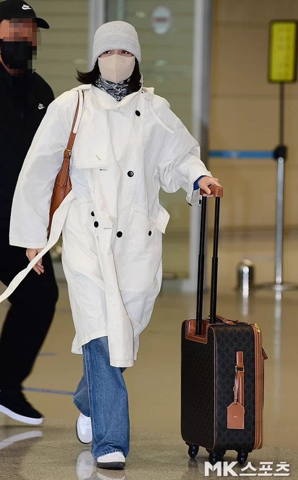 Lisa trùm kín mặt khi về Hàn Quốc.