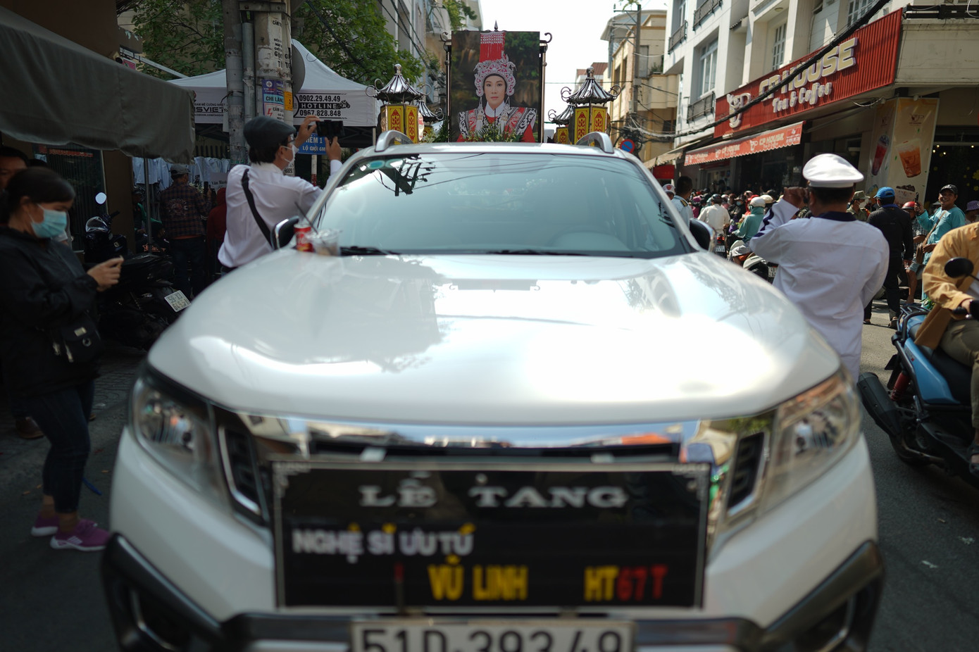 Xe để sẵn di ảnh của NSƯT Vũ Linh, chuẩn bị đưa linh cữu ông hoàng cải lương Hồ quảng về an táng tại Nghĩa trang Hoa viên Bình Dương.