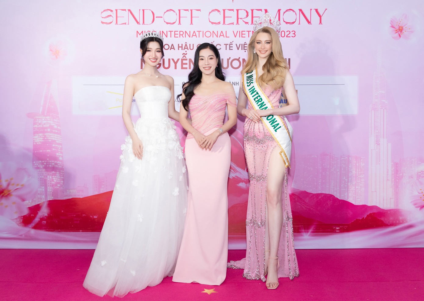 Nguyễn Phương Nhi sinh năm 2002, cao 1,7 m cùng số đo ba vòng 80-57-88. Về lý do chọn Phương Nhi dự thi Miss International 2023, bà Phạm Kim Dung - giám đốc quốc gia Miss International Vietnam - chia sẻ với Tiền Phong: &quot;Phương Nhi có nhan sắc ngọt ngào, tạo thiện cảm cho người đối diện. Cô còn có sự hoạt bát, có thể hòa nhập với môi trường quốc tế. Tôi nhận thấy sự hết mình, kỷ luật của Phương Nhi&quot;.