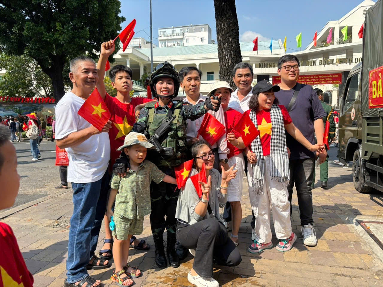 Người dân hào hứng chụp ảnh cùng các quân nhân sau lễ diễu binh, diễu hành kéo dài hơn 2 giờ đồng hồ.