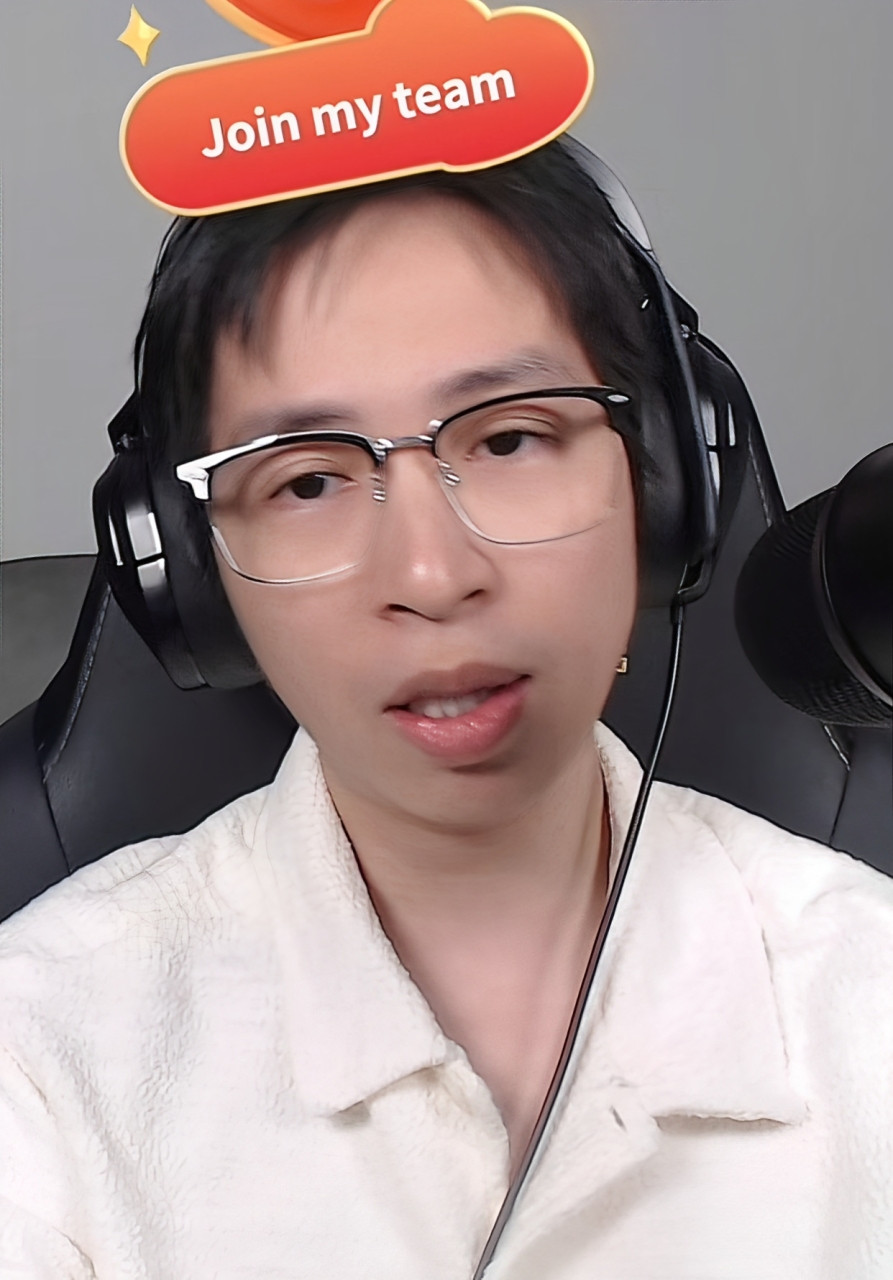 ViruSs liên tục nhận quà donate (quy ra tiền thật) từ người xem livestream. Người này còn bật tính năng phải bỏ tiền để được bình luận, hóng drama.