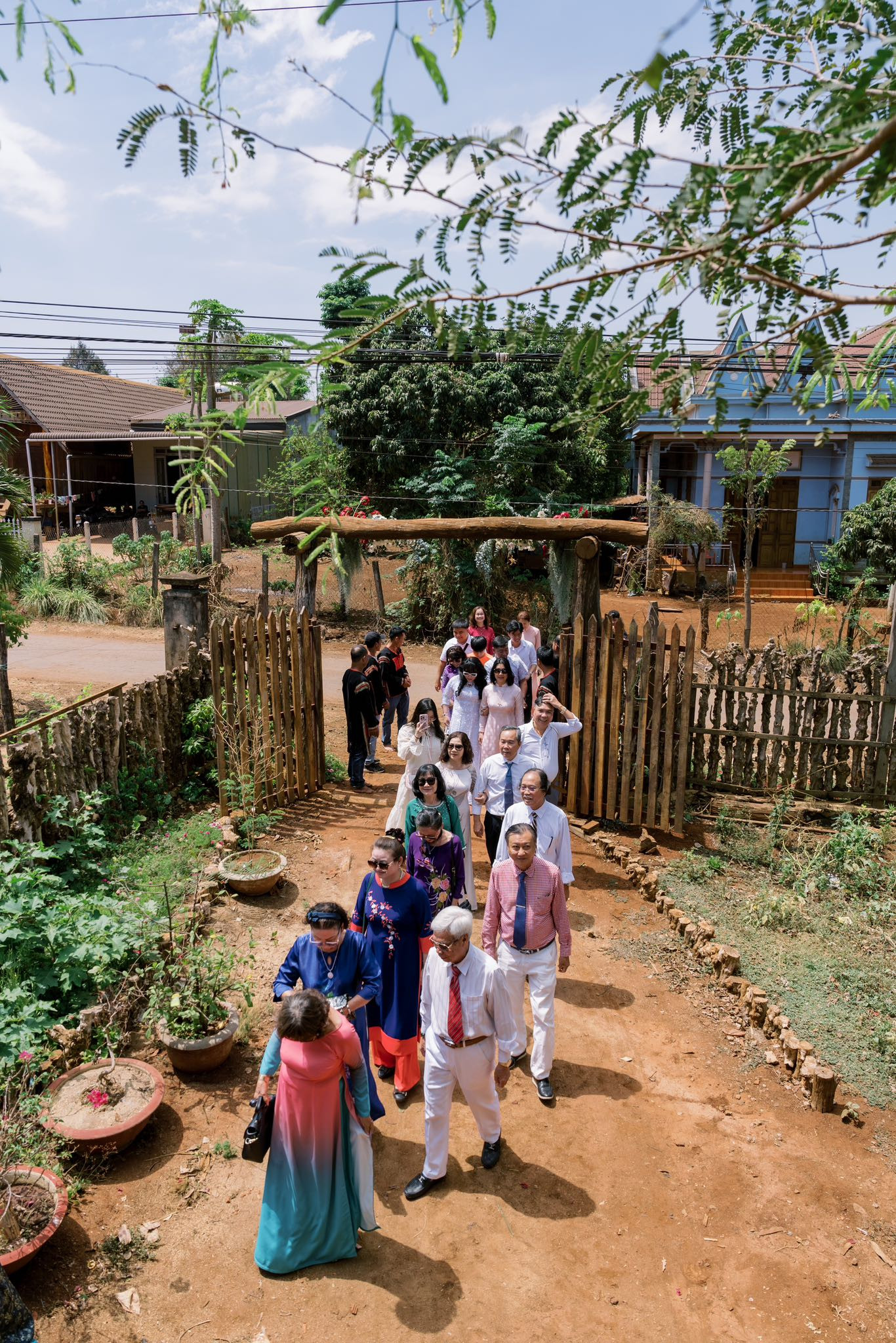 Hình ảnh đoàn 20 người nhà trai tiến vào nhà H&apos;Hen Niê làm lễ. Cổng hoa chỉ trang trí đơn giản, giữ lại hoàn toàn vẻ đơn sơ, mộc mạc của cuộc sống người vùng cao.
