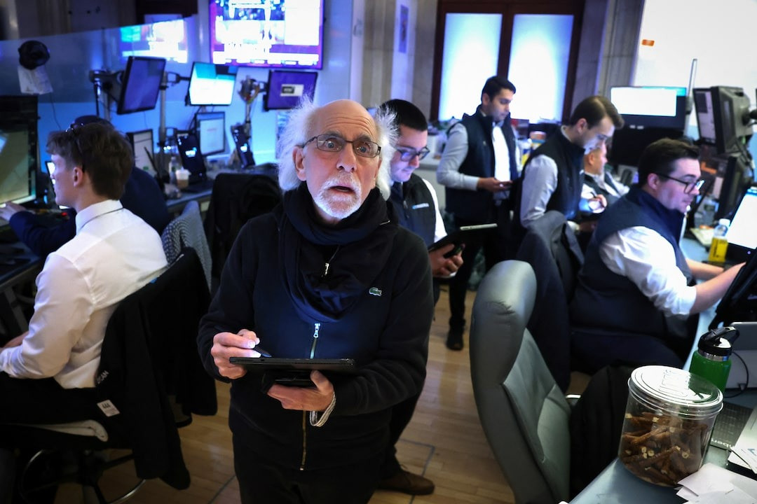 Nhà đầu tư tìm cách "tránh bão". Nhà đầu tư tìm cách "tránh bão".