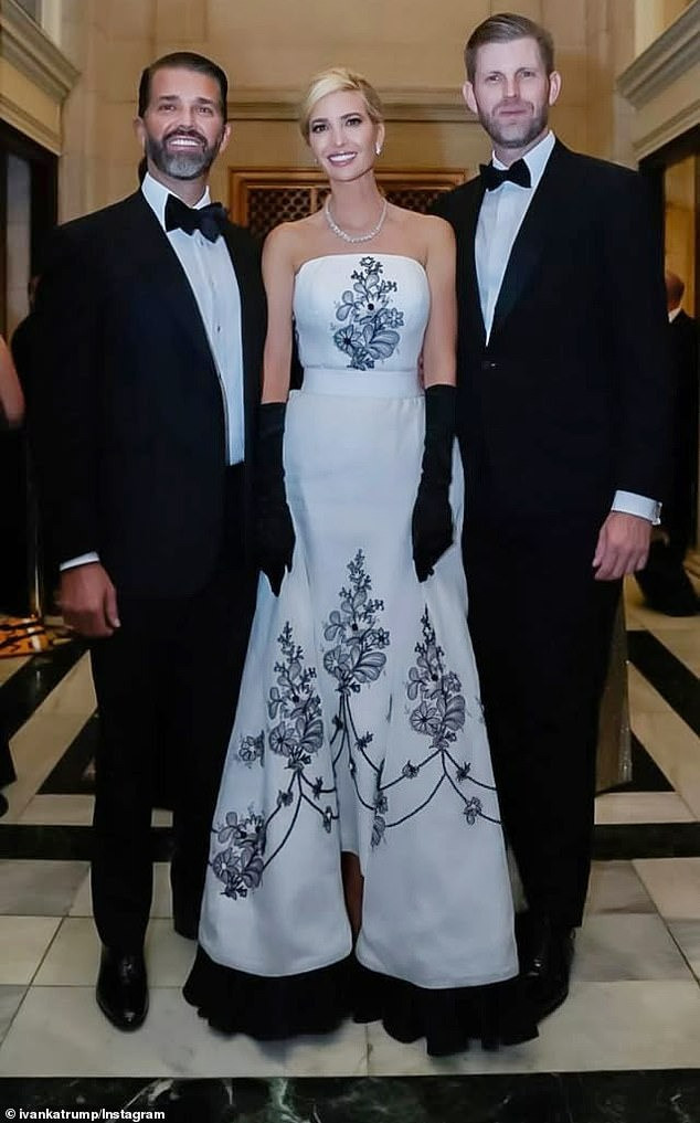 Ivanka Trump thu hút sự chú ý khi mặc chiếc váy biểu tượng của Audrey Hepburn năm 1954 tại lễ nhậm chức của cha. Điều người dân Mỹ thấy ấm áp là khoảnh khắc cô gắn bó với anh trai Don Jr. và em trai Eric trong lễ nhậm chức của cha. Ivanka Trump thu hút sự chú ý khi mặc chiếc váy biểu tượng của Audrey Hepburn năm 1954 tại lễ nhậm chức của cha. Điều người dân Mỹ thấy ấm áp là khoảnh khắc cô gắn bó với anh trai Don Jr. và em trai Eric trong lễ nhậm chức của cha.