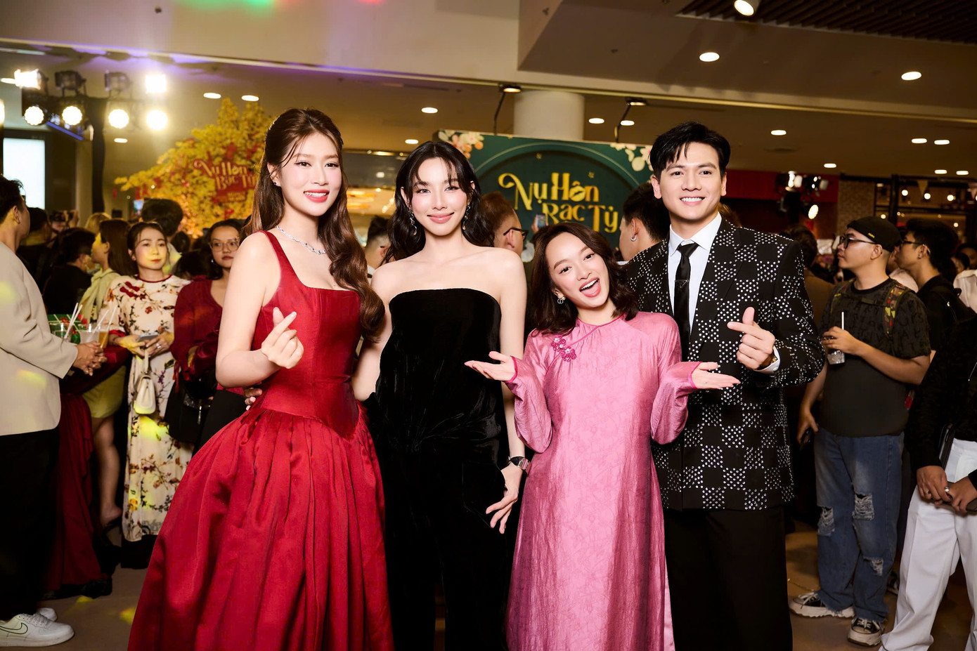 Hoa hậu Thùy Tiên có mặt từ sớm, thưởng thức hết bộ phim do Hoa hậu Thiên Ân đóng chính. Kết thúc bộ phim lúc 22h, Hoa hậu Hòa bình Quốc tế nói "phim rất ổn" sau khi được Thiên Ân hỏi ý kiến về diễn xuất.