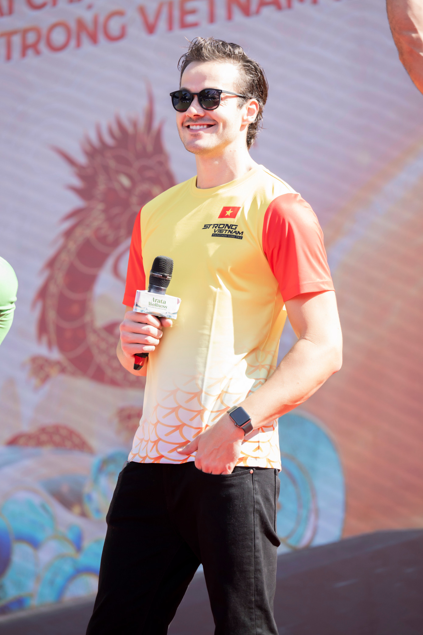 Ông Nguyễn Trung Hinh - Phó Chủ tịch Liên đoàn Điền kinh Việt Nam - và Nam vương Thế giới Jack Heslewood tại buổi khai mạc.