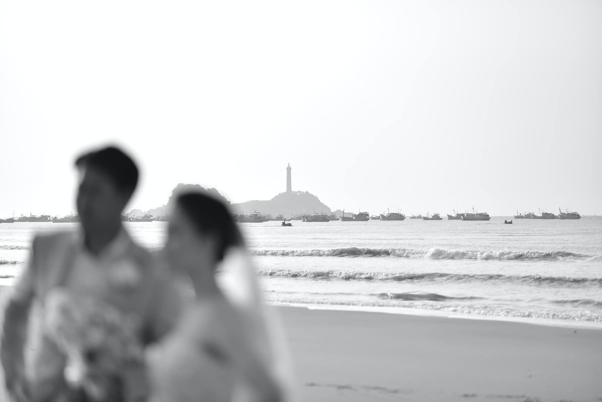 Ảnh cưới trên bãi biển của Phillip Nguyễn và Linh Rin. Ảnh cưới trên bãi biển của Phillip Nguyễn và Linh Rin.