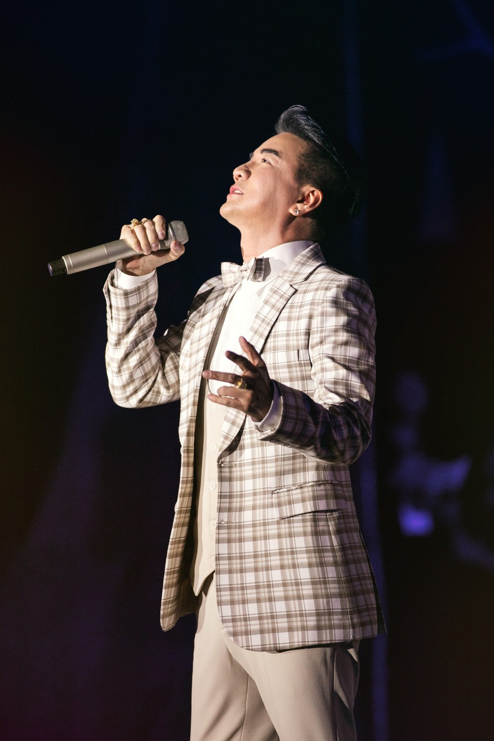 Đàm Vĩnh Hưng trong live show Ngày em thắp sao trời tối 4/5.