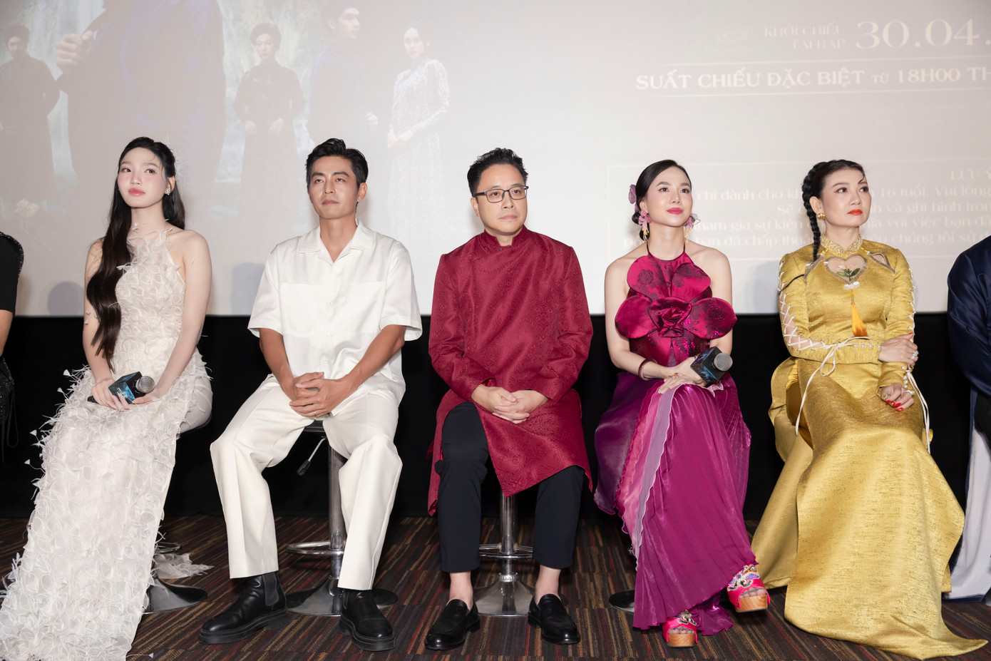 Victor Vũ (giữa) và dàn cast của Thám tử Kiên: Kỳ án không đầuđang nhận nhiều phản hồi tích cực.