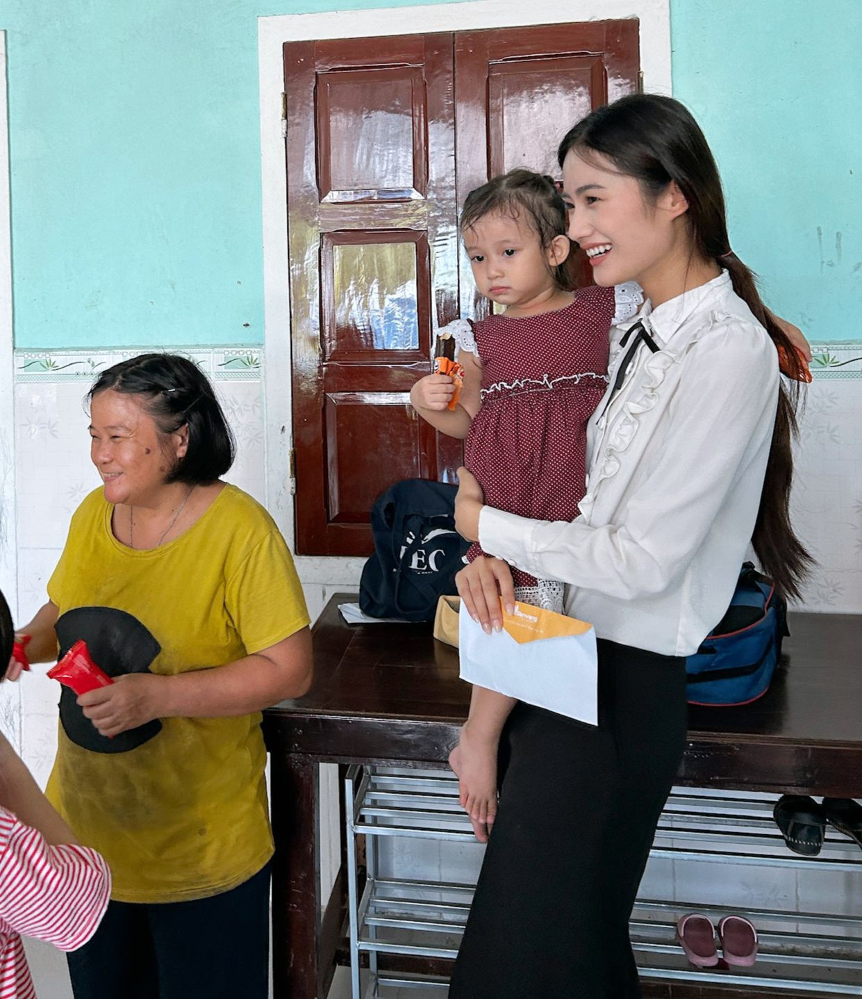 Ý Nhi tập trung vào việc học, làm từ thiện, cải thiện kỹ năng giao tiếp trong ba tháng không xuất hiện trước công chúng. Ý Nhi tập trung vào việc học, làm từ thiện, cải thiện kỹ năng giao tiếp trong ba tháng không xuất hiện trước công chúng.