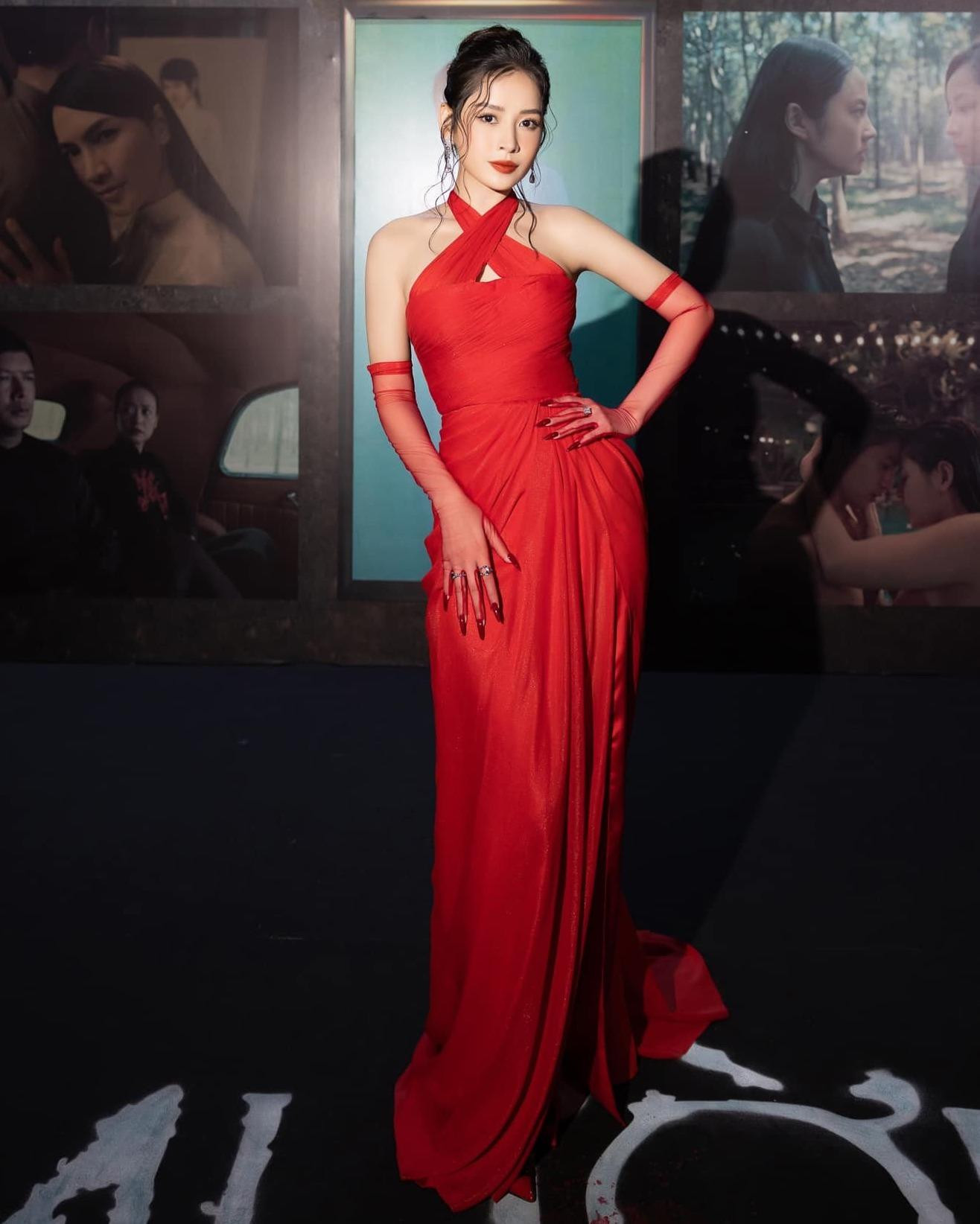 Đây được xem là lần đầu Chi Pu xuất hiện công khai sau lùm xùm bị VTV nhắc tên vì sản phẩm âm nhạc chứa nội dung nhạy cảm. Tại buổi công chiếu phim, cô xuất hiện với vẻ ngoài rạng rỡ. Người đẹp sinh năm 1993 là diễn viên chính trong dự án lần này.