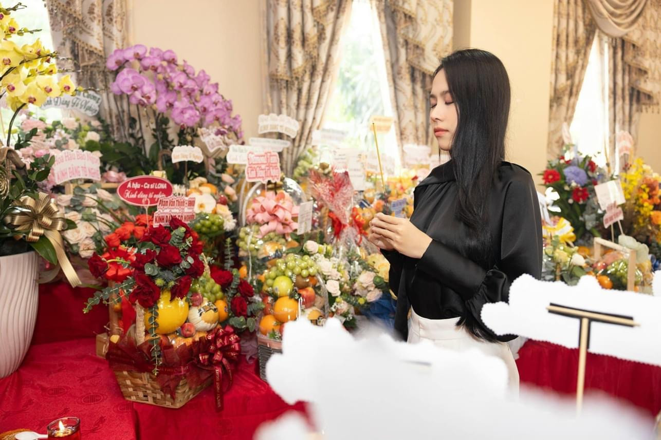 Ngọc Hằng tri ân Tổ nghiệp. Giống với Thanh Thủy, Á hậu Việt Nam 2022 mặc chỉn chu trong buổi dâng hương lên Tổ nghiệp.