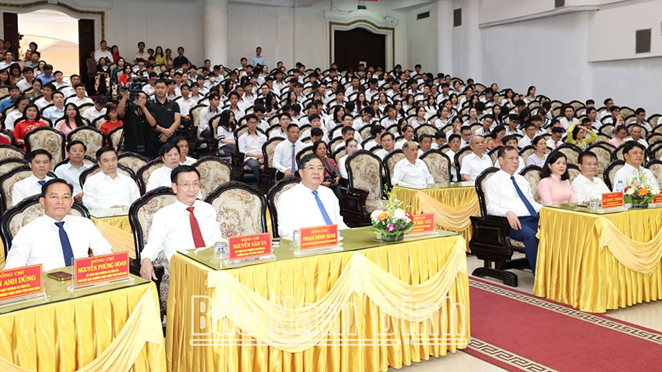 Các đồng chí: Phạm Gia Túc, Ủy viên BCH Trung ương Đảng, Bí thư Tỉnh ủy; Lê Quốc Chỉnh, Phó Bí thư Thường trực Tỉnh ủy, Chủ tịch HĐND tỉnh, Trưởng đoàn Đoàn đại biểu Quốc hội tỉnh; Phạm Đình Nghị, Phó Bí thư Tỉnh ủy, Chủ tịch UBND tỉnh dự lễ tuyên dương. Các đồng chí: Phạm Gia Túc, Ủy viên BCH Trung ương Đảng, Bí thư Tỉnh ủy; Lê Quốc Chỉnh, Phó Bí thư Thường trực Tỉnh ủy, Chủ tịch HĐND tỉnh, Trưởng đoàn Đoàn đại biểu Quốc hội tỉnh; Phạm Đình Nghị, Phó Bí thư Tỉnh ủy, Chủ tịch UBND tỉnh dự lễ tuyên dương.