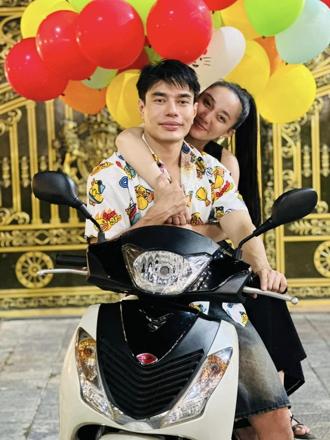 Lê Dương Bảo Lâm và vợ thường vướng tranh cãi do livestream cập nhật mọi thứ trong cuộc sống. Lê Dương Bảo Lâm và vợ thường vướng tranh cãi do livestream cập nhật mọi thứ trong cuộc sống.