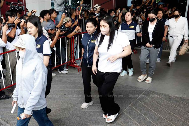 Một số nghi phạm trong đường dây lừa đảo bị đưa đến trại tạm giam. Một số nghi phạm trong đường dây lừa đảo bị đưa đến trại tạm giam.