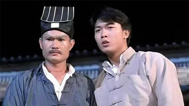 Tiền Tiểu Hào nổi tiếng với những bộ phim về cương thi và là anh trai của Tiền Gia Lạc. Tiền Tiểu Hào nổi tiếng với những bộ phim về cương thi và là anh trai của Tiền Gia Lạc.