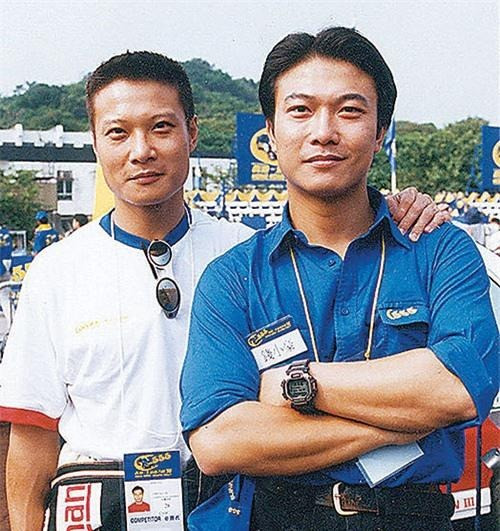 Tiền Tiểu Hào nổi tiếng với những bộ phim về cương thi và là anh trai của Tiền Gia Lạc. Tiền Tiểu Hào nổi tiếng với những bộ phim về cương thi và là anh trai của Tiền Gia Lạc.