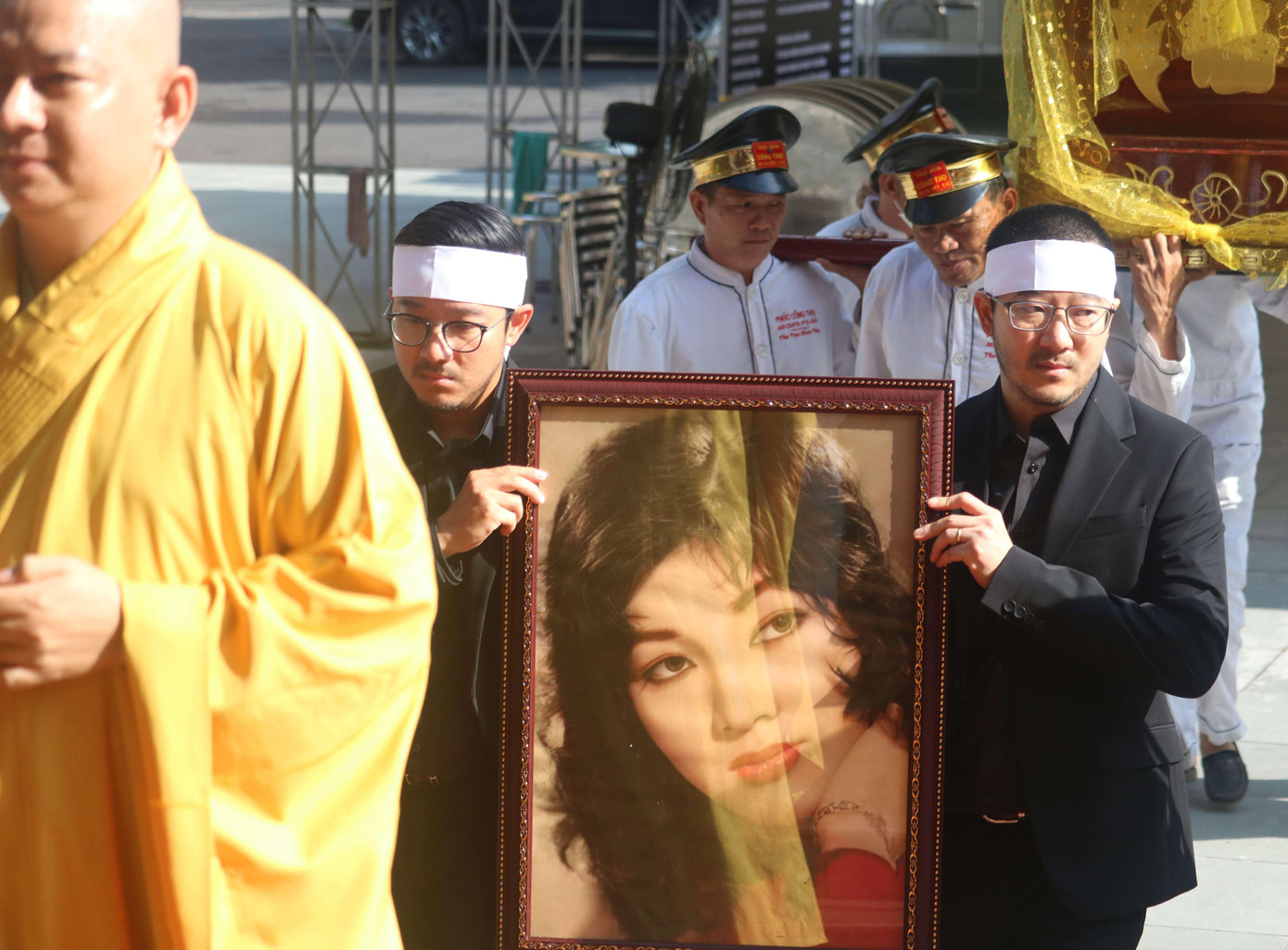 Sáng nay (10/9), lễ tang NSƯT Thẩm Thúy Hằng chính thức diễn ra tại Nhà Tang lễ Quốc gia phía Nam (quận Gò Vấp, TPHCM). Các con, cháu của cố nghệ sĩ từ phương xa trở về cũng đã có mặt để lo hậu sự cho mẹ và bà của mình được chu toàn.