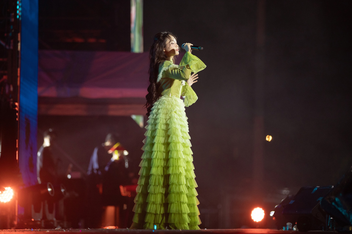 Sau Chiếc lược ngà, Phương Mỹ Chi tiếp tục thể hiện bản hit Bóng phù hoa. Ca khúc về chuyện người con gái Nam Xương là tác phẩm được nhiều lượt nghe nhất của nữ ca sĩ trong albumVũ trụ cò bay.