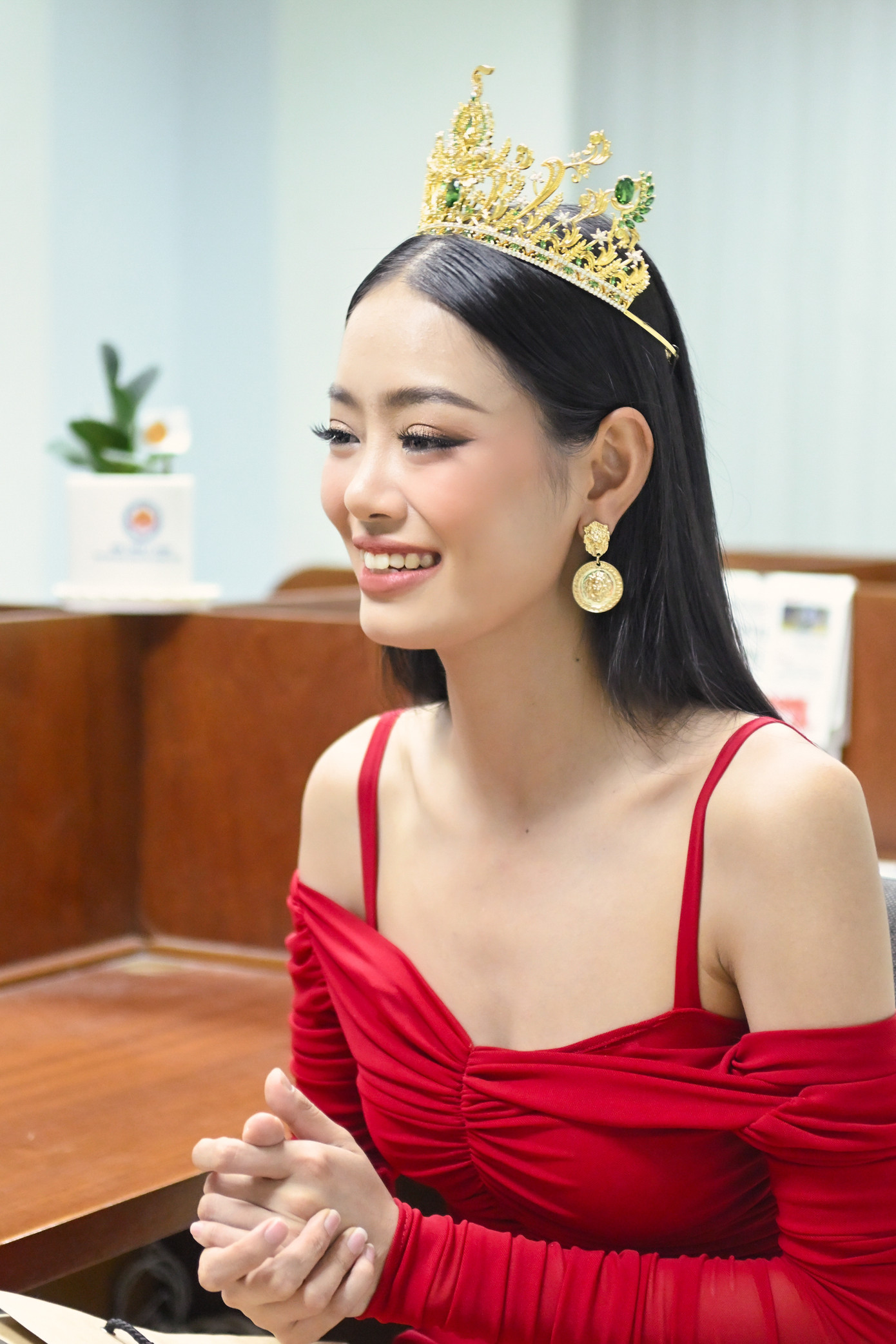 Khánh Linh cảm ơn cha mẹ cho cô vóc dáng đẹp. Điểm cô yêu thích nhất trên gương mặt là đôi mắt. &quot;Mỗi ngày tôi đều soi gương để tập biểu cảm, tôi thấy yêu đôi mắt, nó nói lên nội tâm của mình, một Bùi Khánh Linh tình cảm và mạnh mẽ&quot;, Khánh Linh nói.