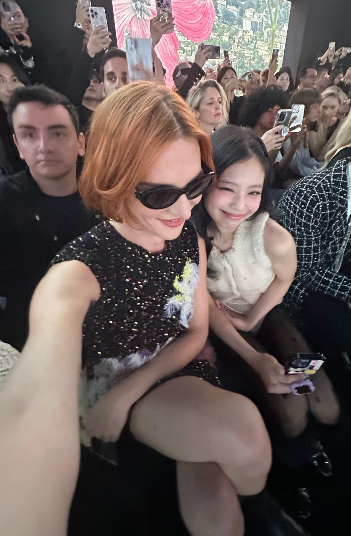 Jennie chụp ảnh cùng nữ diễn viên Hari Nef, bạn diễn của cô trong bộ phim gắn mác 19+ The Idol.